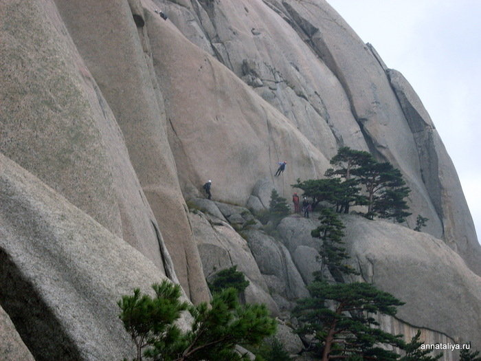 Что же касается скал, то они здесь реально отвесные, на них тренируются альпинисты. Республика Корея