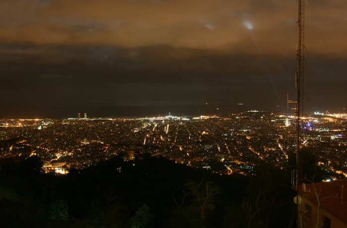 Ночью на горе Tibidabo Барселона, Испания