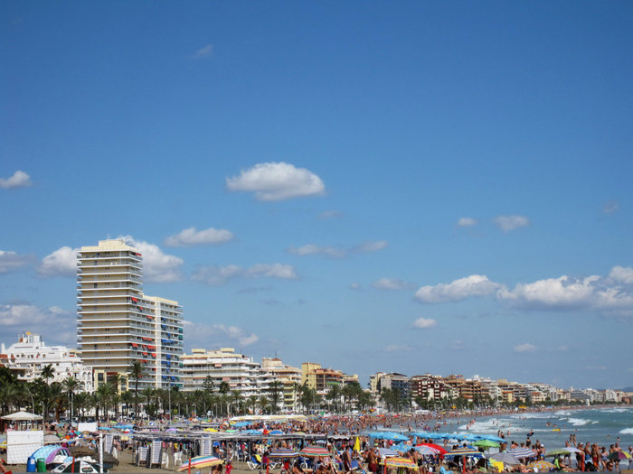 Городской пляж переполнен, как и во всей Испании Пеньискола, Испания