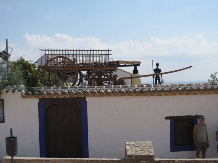 На крыше само собой рыцарь печального образа Кампо-де-Криптана, Испания