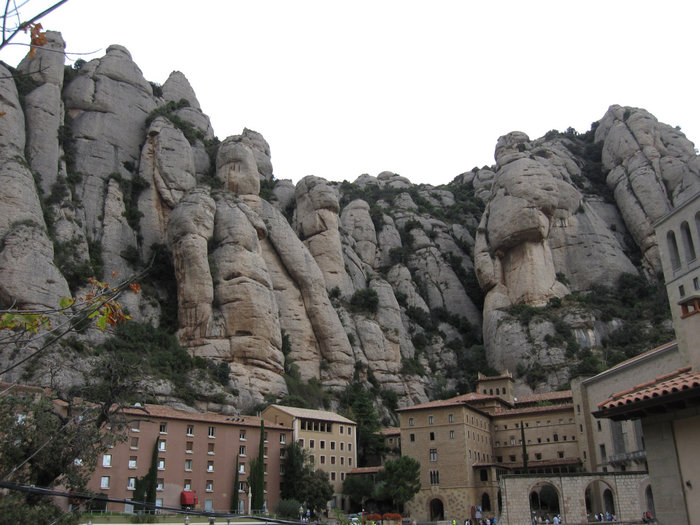 Стражи-великаны Монастырь Монтсеррат, Испания