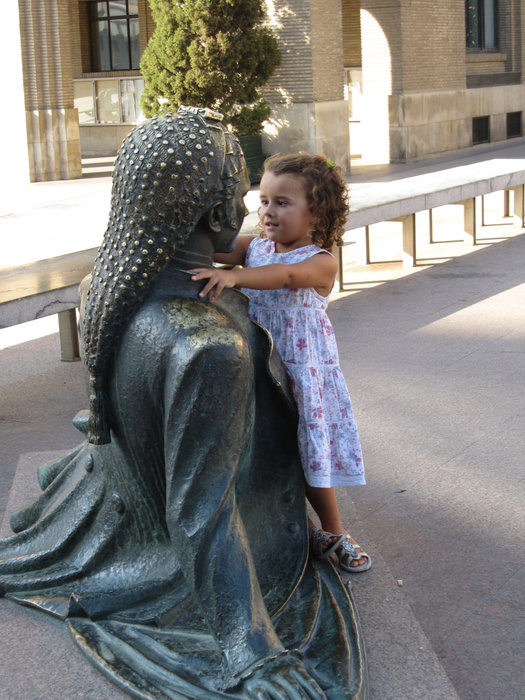 Эта юная поклонница Гойи не отходила от него ни на шаг довольно долго, а напоследок даже поцеловала его в щечку Сарагоса, Испания