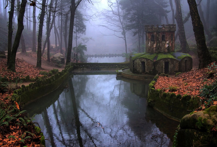 Осенний парк ,,Palacio da Pena,,  Sintra Келуш, Португалия