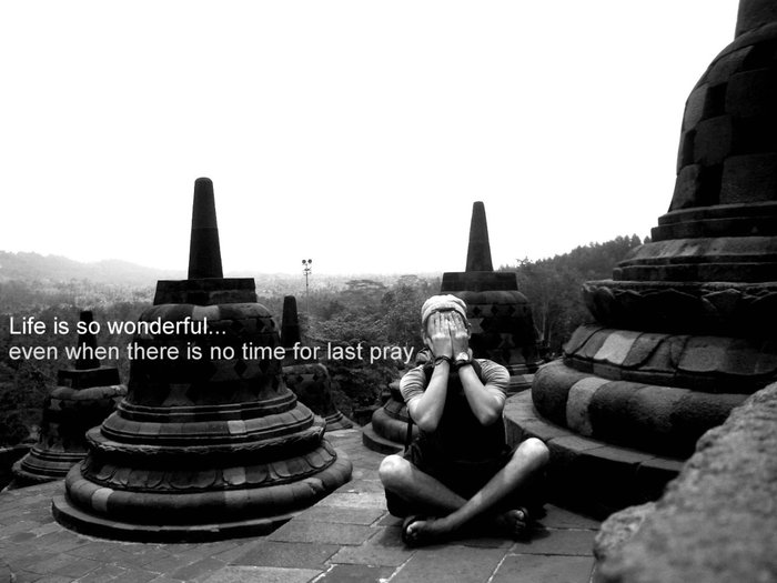 * Жизнь прекрасна... Даже когда у нас нет времени на последнию молитву. Боробудур, Индонезия