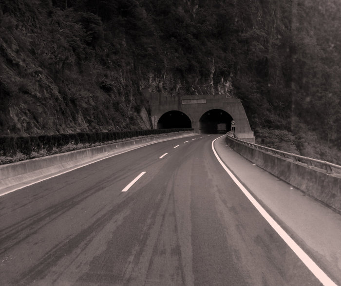 Там где нет мостов встречаются вот такие тунели. Провинция Юньнань, Китай