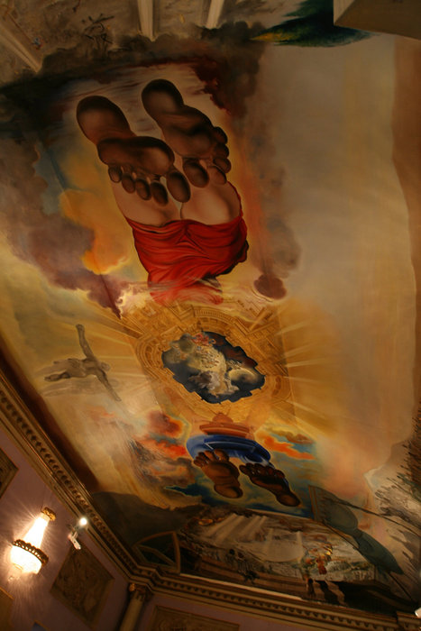 Поразительной красоты роспись на потолке. Не знаю лично ли Дали ее создал или по его эскизам, но выглядит невероятно красиво. Фигерас, Испания