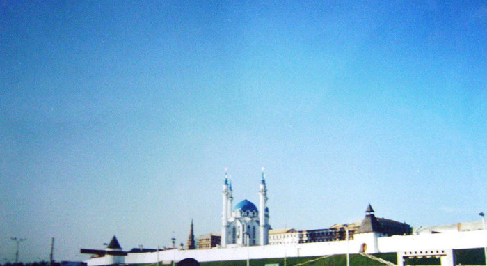 Возрожденная мечеть Кул Шариф (построена к 1000-летию Казани) — одна из святынь мусульман России — является религиозным, культурно-просветительским и мемориальным центром. Казань, Россия