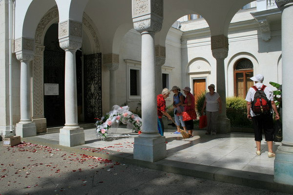 Вход в Итальянский дворик, только что прошли молодожены, дорога усыпана лепестками Ялта, Россия