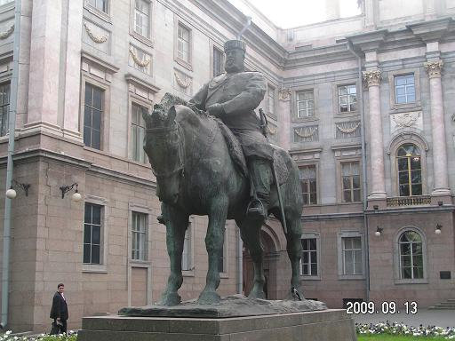 На площади комод, на комоде бегемот, на бегемоте обормот, на обормоте шапка — так народная молва нарекла памятник Александру III, стоящий ныне перед Мраморнымо дворцом Санкт-Петербург, Россия