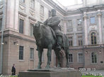На площади комод, на комоде бегемот, на бегемоте обормот, на обормоте шапка — так народная молва нарекла памятник Александру III, стоящий ныне перед Мраморнымо дворцом