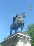 Конный Пётр украшает Кленовую аллею перед фасадом Михайловского замка