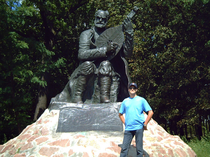 Памятник Остапу Вересаю Заповедник Качановка, Украина