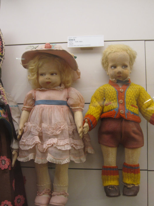 Здравствуйте! Мы вовсе не зомбаки из фильма ужасов, мы — твои любимые куколки! Фигерас, Испания