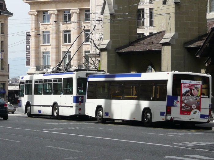 А такие тут потешные троллейбусы, с прицепом... Лозанна, Швейцария