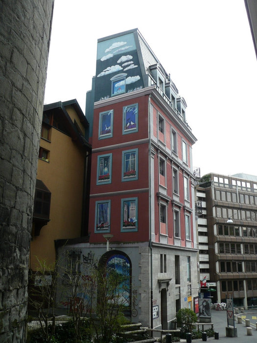 Дом как дом... А окна то нарисованные!.. Лозанна, Швейцария