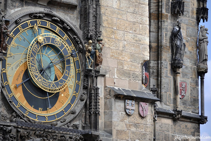 «Майер, Майер!» — стучат охрипшие колокола на часовне Святого Якоба, «Рин-ти-тин» — подпевает им Тынский Собор, «усните, усните» — шепчет старое мельничное колесо «Спите живые, кончилось ваше время. Прага, Чехия