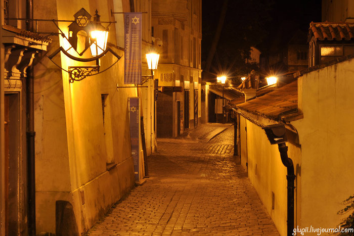 Ох уж эти пражские улицы, вечные кокетки, каждую ночь спорите вы о своей красоте и важности, щеголяя новыми замками на своих дверях и подмигивая нарисованными окнами. Прага, Чехия