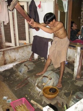 Специально обученный дядька превращает обычное золото в сусальное Мандалай, Мьянма