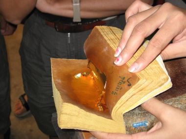 Так выглядит сусальное золото после работы кувалдой Мандалай, Мьянма