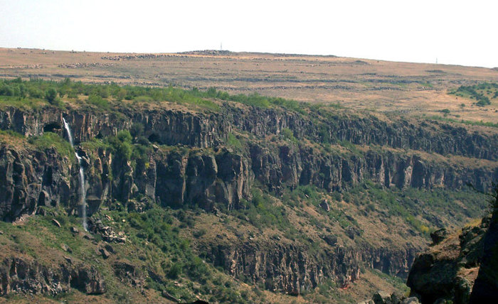 Скалы у монастыря Сагмосаванк Армения