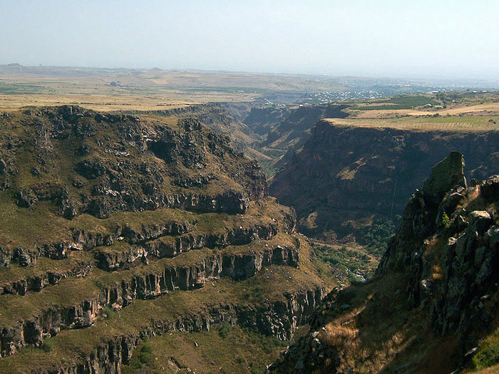Ущелье у монастыря Сагмосаванк Армения