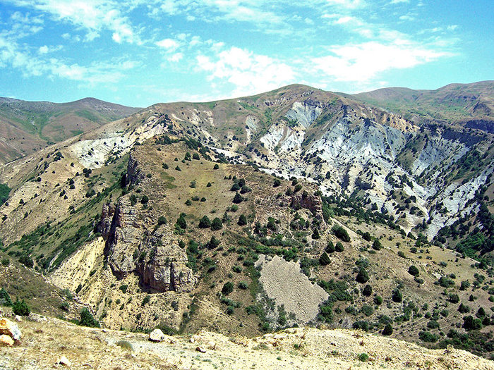 Скалы у Селимского караван-сарая Армения