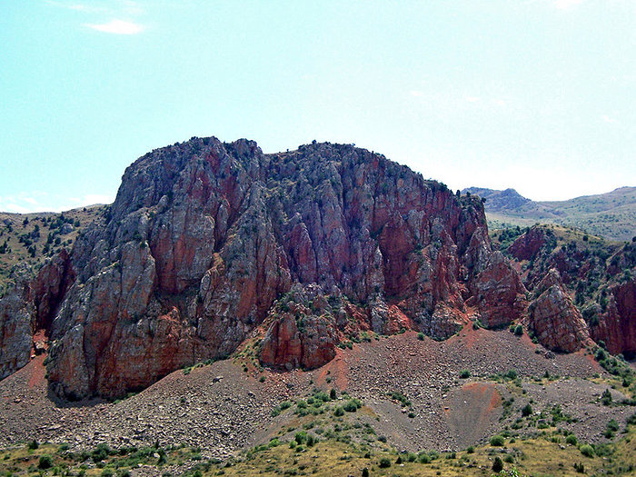 Красные скалы у монастыря Нораванк Армения