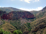 Красные скалы у монастыря Нораванк