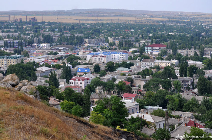 Вид на город с горы Митридат, высота которой 91,4 метра. Керчь, Россия