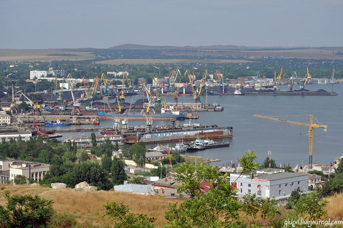 Вид на Керченский порт. Керчь, Россия