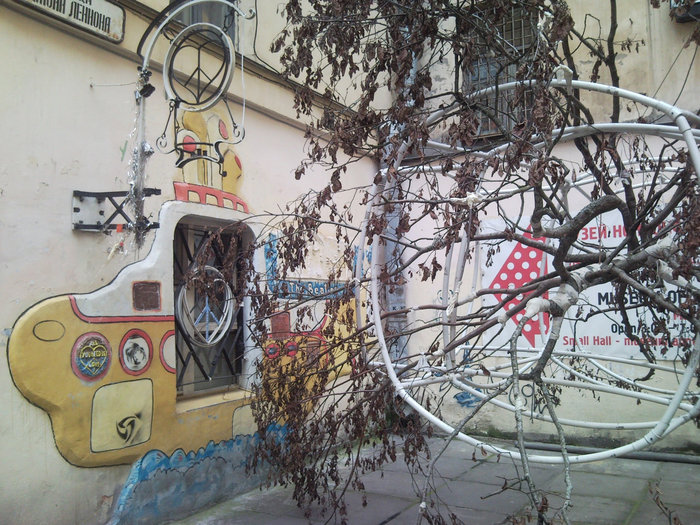 Желтая субмарина и художественная композиция Санкт-Петербург, Россия