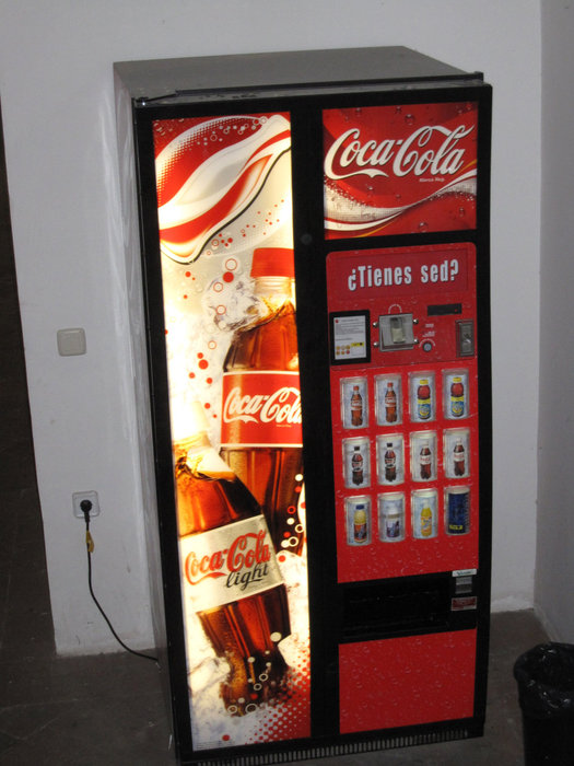 В католическом соборе стоит автомат с кока-колой, дабы каждый мог удовлетворить свои мелкие человеческие потребности) Толедо, Испания