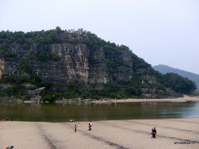 Название Хахвэ переводится, как Река, огибающая деревню. Она действительно стоит на низком берегу в излучине реки под названием Нактонган. Республика Корея