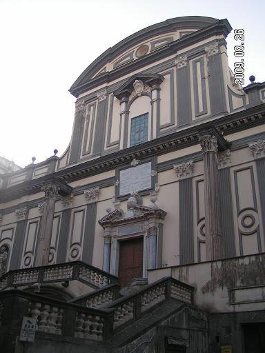 Парадный фасад и лестница при нём Неаполь, Италия