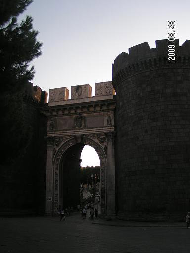 Суровые ворота Неаполь, Италия
