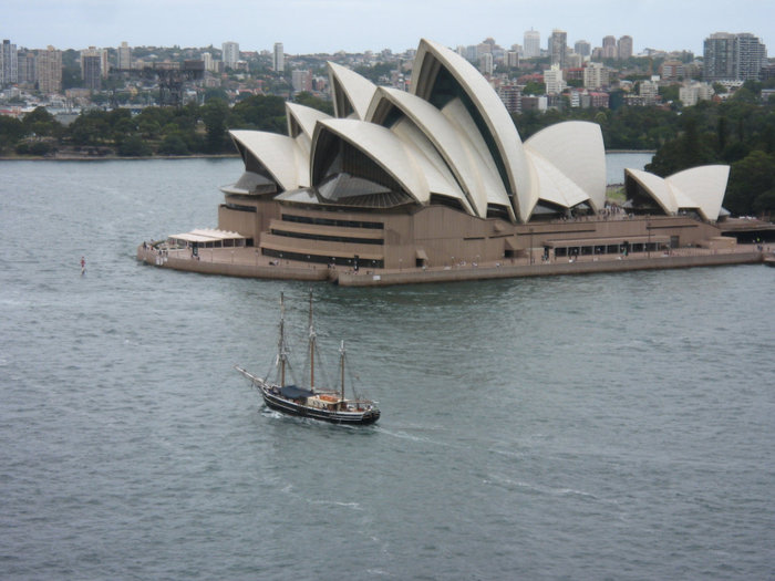Оперный театр — то редкое здание, которое, откуда не снимай, — всегда выходит красиво. Сидней, Австралия