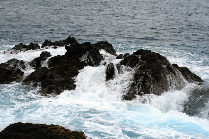 океан, омывающий куски застывшей лавы Гарачико, остров Тенерифе, Испания
