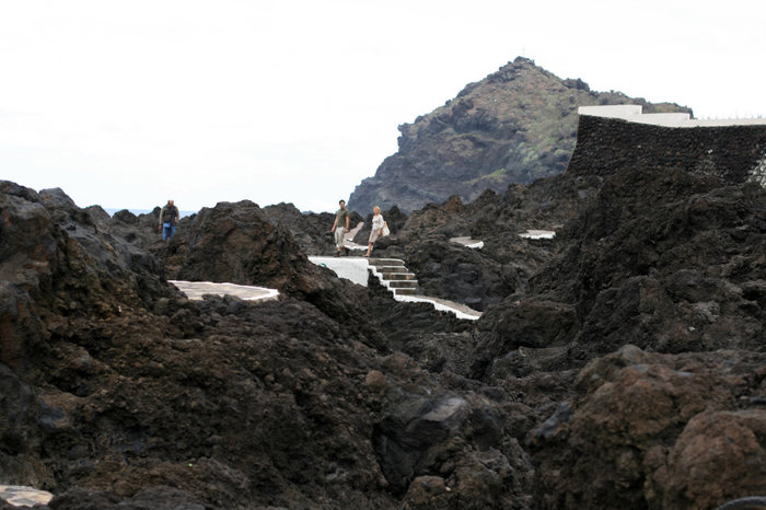 дорожки среди застывшей лавы Гарачико, остров Тенерифе, Испания