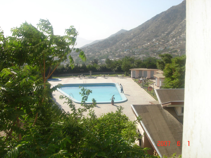 Открытый бассейн на территории отеля (для проживающих бесплатно). Кабул, Афганистан