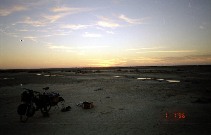 Первое утро 1996 года. 
Вокруг на десятки километров нет ни одной живой души. Пустыня Пакистан