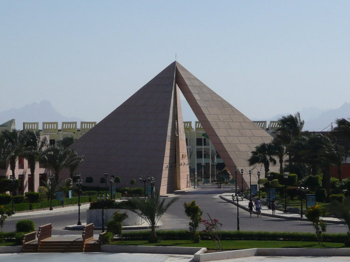 Пирамида на въезде в отель Хургада, Египет
