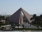Пирамида на въезде в отель