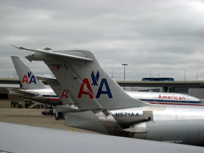 Самолеты компании АА (Аmerican Airlines) в Далласе. На эстакаде поезд без машиниста, соединяющий терминалы аэропорта. Штат Гавайи, CША