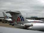 Самолеты компании АА (Аmerican Airlines) в Далласе. На эстакаде поезд без машиниста, соединяющий терминалы аэропорта.