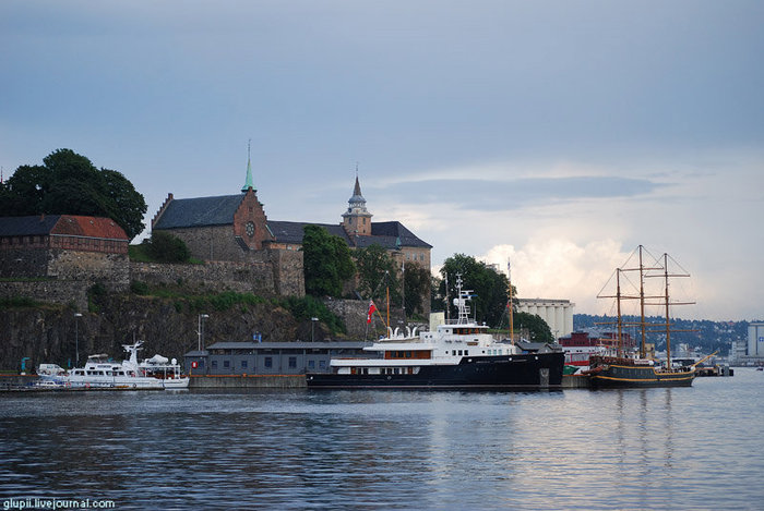 Вид с набережной на крепость и замок Акерсхус (1290 г), основанные королем Хоконом V Магнуссоном и считавшиеся одной из сильнейших цитаделей Скандинавии. Осло, Норвегия