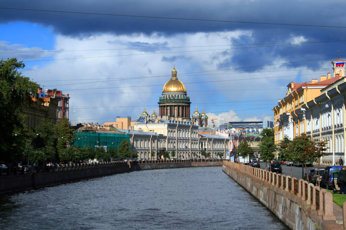 Фонтанка, вид на купол Исаакиевского собора Санкт-Петербург и Ленинградская область, Россия