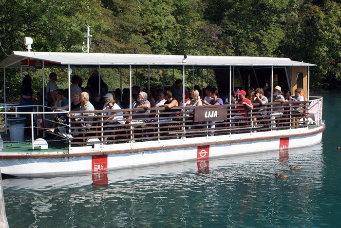 Паром для туристов на Плитвицких озерах Кварнер, Хорватия
