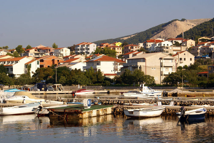Курортный поселок на острове Раб Кварнер, Хорватия