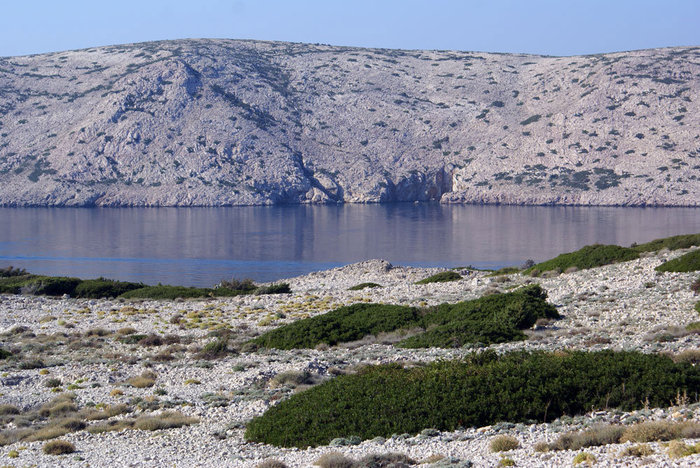 Узкий пролив отделяет остров Раб от острова Паг Кварнер, Хорватия