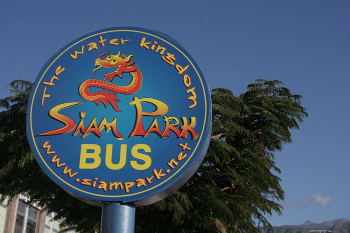 остановка автобуса в Сиам Парк Лас-Америкас, остров Тенерифе, Испания